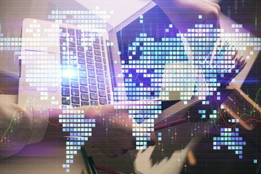 Kadın elinin bilgisayar ve iş temalı hologram çizimlerinde çok fazla pozlanması. Başarı konsepti.