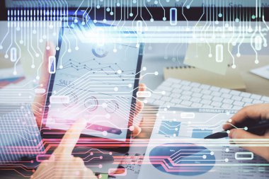 Dijital bir cihaz ve veri temalı çizim kullanan bir adamın el ele tutuşması. Yenilik kavramı.