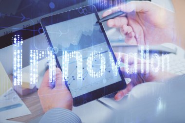 Dijital bir cihaz ve veri temalı çizim kullanan bir adamın el ele tutuşması. Yenilik kavramı.