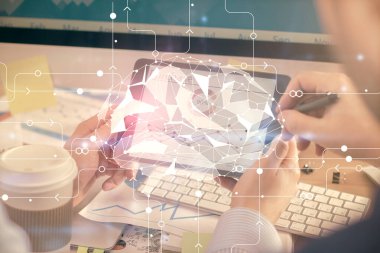 Bir adamın elini tutarken ve dijital bir cihaz ve beyin hologramı çizerken çift pozlama. Veri kavramı.