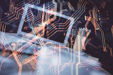 Bilgisayar, teknoloji temalı hologramla birlikte ofiste. Çoklu maruz kalma. Teknoloji kavramı.