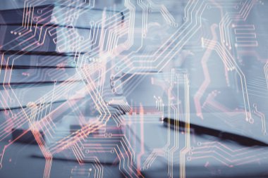 Teknoloji temalı çizimlere ve masaüstüne kahve ve masa arkasında eşyalar ile çifte pozlama. Yüksek teknoloji kavramı.