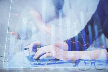 Bilgisayarda ve finansal grafik hologramında yazı yazan kadın ellerine çoklu maruz kalma. Borsa analizi kavramı.
