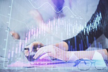 Bilgisayarda ve finansal grafik hologramında yazı yazan kadın ellerine çoklu maruz kalma. Borsa analizi kavramı.