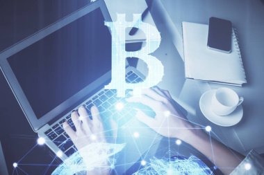 Bilgisayarda ve kripto piyasa temalı hologram çizimlerinde kadın elinin çifte pozu. Engelleme zinciri kavramı.