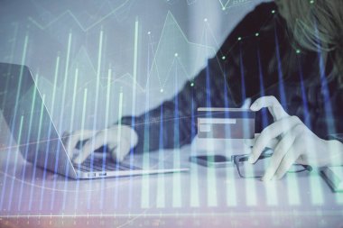Çevrimiçi alışveriş yapan bir kadının elinde kredi kartı ve mali grafik çizimi tutarken iki kez görüntülenmiş. Borsa E-ticaret kavramı.
