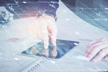 Bir adamın elini tutarken ve dijital bir cihaz ve veri temalı çizim kullanırken çift pozlama. Teknoloji konsepti.