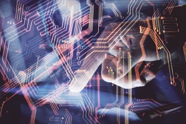 Dijital bir cihaz ve teknoloji temalı hologram çizimi kullanarak insanın elini tutarken çift pozlama. Teknoloji konsepti.