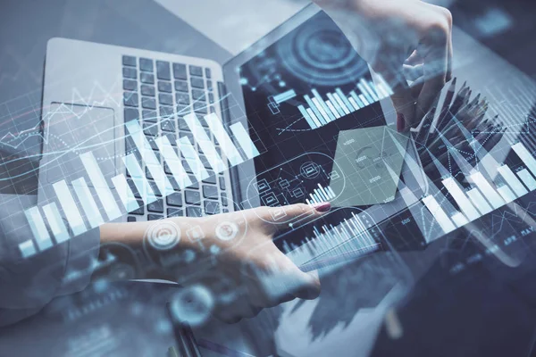 İşkadını ellerinin bilgisayar ve finansal grafik hologramı çizimlerinde çifte pozlama. Borsa analizi kavramı.