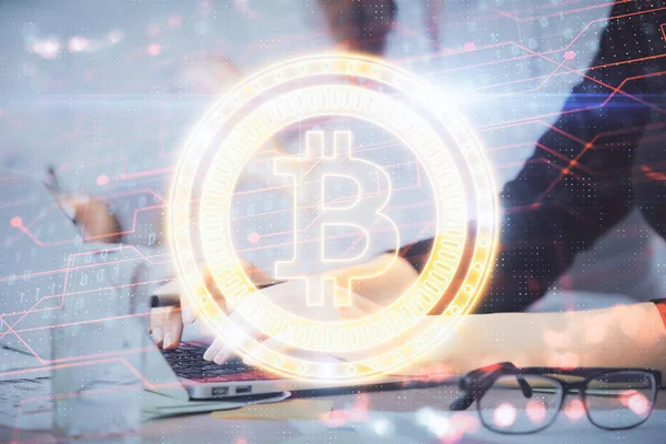 Bilgisayarda ve kripto piyasa temalı hologram çizimlerinde kadın elinin çifte pozu. Engelleme zinciri kavramı.