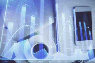 Forx grafik hologramının telefonlu masaüstü üzerinde çoklu pozlandırılması. Üst Manzara. Mobil ticaret platformu kavramı.