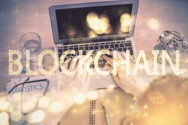 Bilgisayar klavyesinin ve şifreli para birimi temalı hologram çiziminin üzerine iki kez yazılan el pozu. Üst Manzara. Engelleme zinciri kavramı.