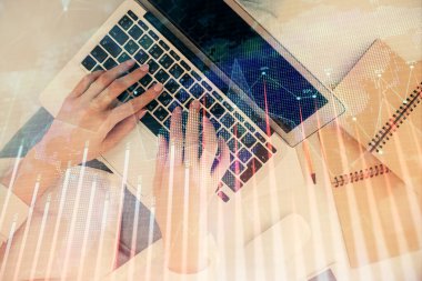 Bilgisayar ve ön grafik hologram çizimi üzerinde çalışan kadın elleri çift pozlama. Üst Manzara. Mali analiz kavramı.