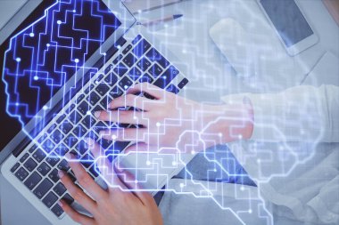 Bilgisayar ve insan beyin hologramı çizimleri üzerinde çalışan bir kadının çifte pozu. Üst Manzara. Ai kavramı.