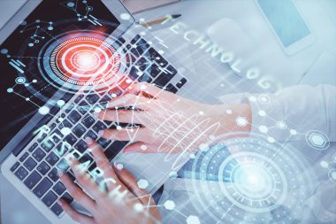 Bilgisayar ve veri temalı hologram çizimlerinde çalışan kadın elleri çift pozlama. Üst Manzara. Teknoloji konsepti.