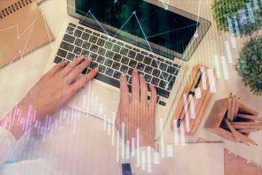 Bilgisayar ve ön x çizim hologramı üzerinde çalışan kadın elleri çift pozlama. Üst Manzara. Mali analiz kavramı.