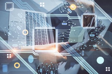 Bilgisayar ve veri temalı hologram çizimleri üzerinde çalışan kadın ellerine çok fazla maruz kalma. Teknoloji kavramı.