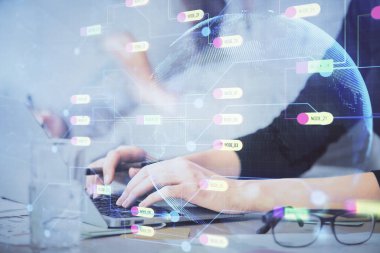 Bilgisayar ve veri temalı hologram çizimleri üzerinde çalışan kadın ellerine çok fazla maruz kalma. Teknoloji kavramı.