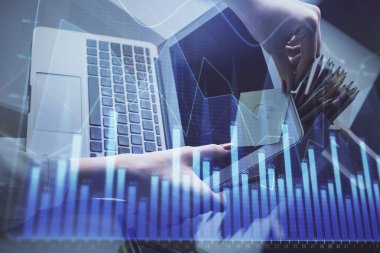 İşkadını ellerinin bilgisayar ve finansal grafik hologramı çizimlerinde çifte pozlama. Borsa analizi kavramı.