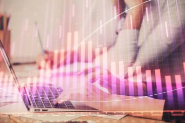 Bilgisayarda ve finansal grafik hologramında yazı yazan kadın ellerine çok maruz kalmış. Borsa analizi kavramı.