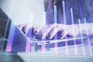 Bilgisayarda ve ön x grafik hologram çiziminde kadın eli yazarken çift pozlama. Borsa yatırım kavramı.