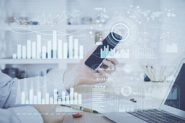 Bir adamın elini tutarken ve dijital bir cihaz ve ön grafik çizimi kullanırken çift pozlama. Finansal piyasa kavramı.