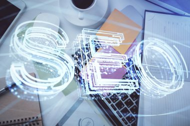 SEO 'nun çalışma masası arkaplanını bilgisayarla çizerken çift pozlama. Arama kavramı. Üst görünüm.