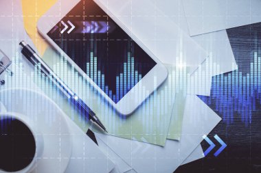 Forx grafik hologramının telefonlu masaüstü üzerinde çoklu pozlandırılması. Üst Manzara. Mobil ticaret platformu kavramı.