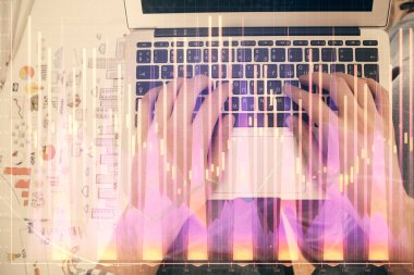 Dizüstü bilgisayarda klavye ve forx grafik hologram çizimlerini yazarken çift pozlama. Üst Manzara. Finans piyasası kavramı.