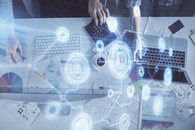 Kadın ve erkeğin birlikte çalışması ve teknoloji temasının hologramı çekmesi. Büyük veri konsepti. Bilgisayar arkaplanı.