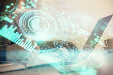 Kadın elinin bilgisayar ve iş temalı hologram çizimlerinde çok fazla pozlanması. Başarı konsepti.