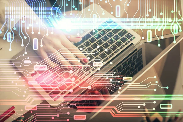 Bilgisayar ve veri temalı hologram çizimleri üzerinde çalışan kadın ellerine çok fazla maruz kalma. Teknoloji kavramı.