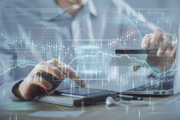 Ellerinde kredi kartı ve forex çizimi olan bir adamın çift pozu. İnternet E-ticaret kavramında hisse senedi ve dijital fintech.