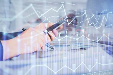 Bir adamın elini tutarken ve bir telefon ve finansal çizim kullanırken çift pozlama. Pazar analizi kavramı.