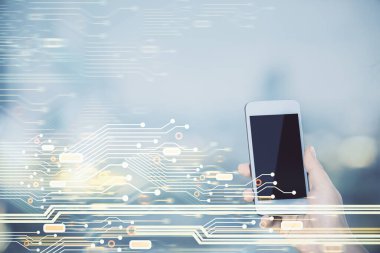 Teknolojiye çifte maruz kalma, hologram ve cep telefonu kullanan bir kadın..