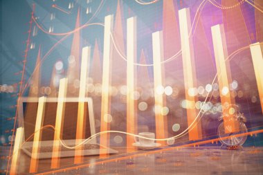 Masası ve kişisel bilgisayarı olan borsa grafiği. Çifte maruziyet. Mali analiz kavramı.