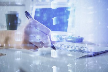 Dijital kodlama simgeleriyle notlar alan ellere çift pozlama. Bilgisayar öğrenme kavramı.