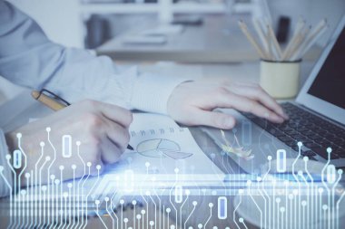 Teknoloji temalı dizüstü bilgisayarla çalışan bir iş adamı. Büyük veri kavramı. Çift pozlama.