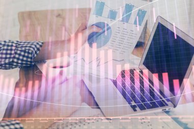 Arka planda ofiste bilgisayarda işadamı yazarak Forex grafiği. Analiz kavramı. Çift Pozlama.