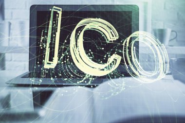 Blockchain temalı holograma ve bilgisayar arkaplanlı masaya çoklu maruz kalma. Bitcoin şifreleme para birimi kavramı.