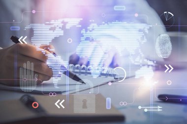 Dünya haritası hologramı ve veri tema simgeleriyle notlar alan ellerin çoklu pozlanması. Küresel veri kavramı.