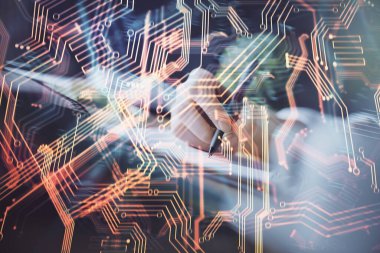 Teknik temalı hologram, arka plan notları alan kadınların eline göre daha üstün. Yüksek teknoloji kavramı. Çift pozlama