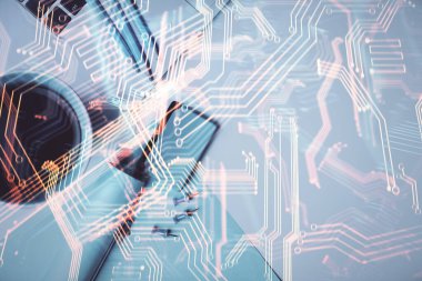 Teknoloji hologramı masaüstü arka planında bilgisayarın üzerine çiziyor. Üst Manzara. Çifte maruziyet. Teknoloji kavramı.