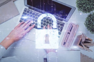 Bilgisayarda çalışan ve hologram çizimlerini kilitleyen kadın elleri çift pozlama. Üst Manzara. Güvenlik kavramı.