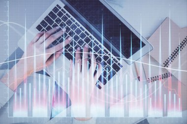 Bilgisayar ve ön grafik hologram çizimi üzerinde çalışan kadın elleri çift pozlama. Üst Manzara. Mali analiz kavramı.