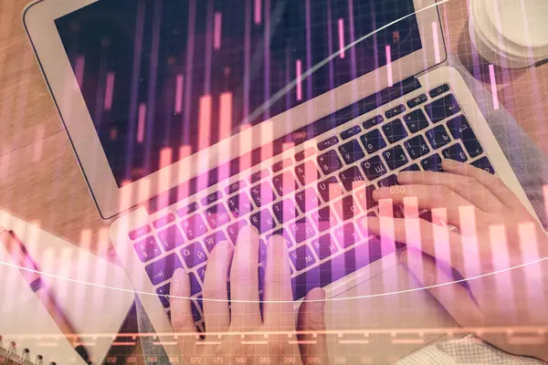 İnsan elinin bilgisayar klavyesinde ve forx grafik hologramının üzerinde yazarken çifte pozlama. Üst Manzara. Finans piyasası kavramı.