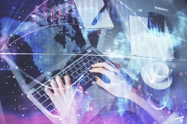 Kadın elinin bilgisayar ve iş temalı hologram çizimlerinde çifte pozlama. Başarı konsepti.