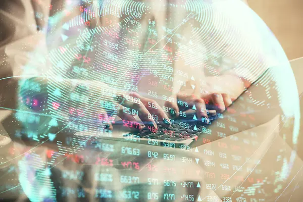 Kadın elinin bilgisayar ve iş temalı hologram çizimlerinde çifte pozlama. Başarı konsepti.