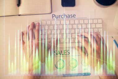 Dizüstü bilgisayarda klavye ve forx grafik hologram çizimlerini yazarken çift pozlama. Üst Manzara. Finans piyasası kavramı.