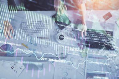 Birlikte çalışan kadın ve erkeğin birden fazla pozu ve finansal grafik hologramı. İş konsepti. Bilgisayar arkaplanı.